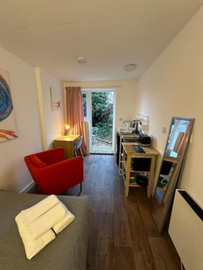 Garden Apartment with free Parking and EV
